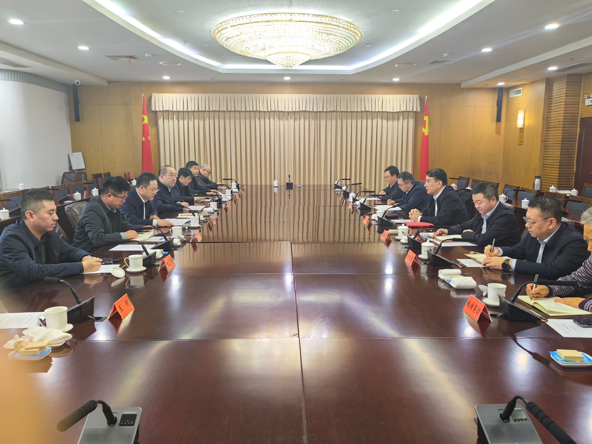 山西建投二建集团与乌鲁木齐市政府举行工作会谈