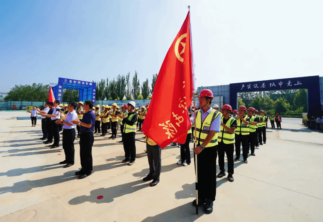 山西省人大常委会副主任、省总工会主席王纯到山西建投安装集团全国一体化算力网络山西枢纽项目开展“夏送清凉”慰问活动