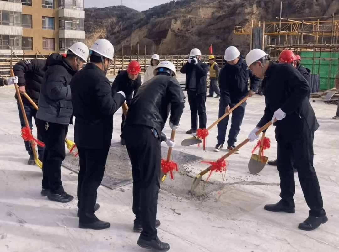 山西建投五建集团承建的城北苏家崖沙麻沟安置小区小学建设项目主体结构全面封顶