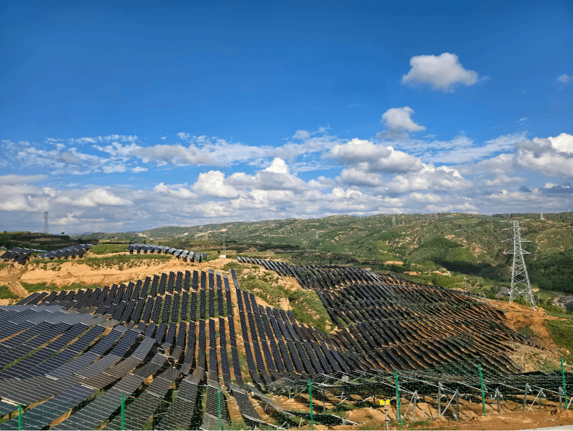 山西建投一建集团山西华电保德100MW光伏项目：荒山沟壑变绿电基地 刷新“山地速度”