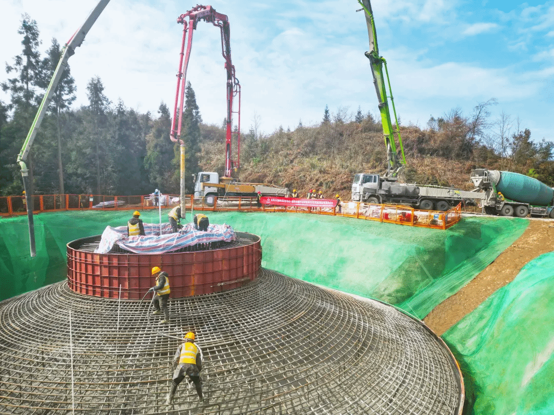 山西建投安装集团桐梓县花秋东山一期风电场项目首台风机基础浇筑完成