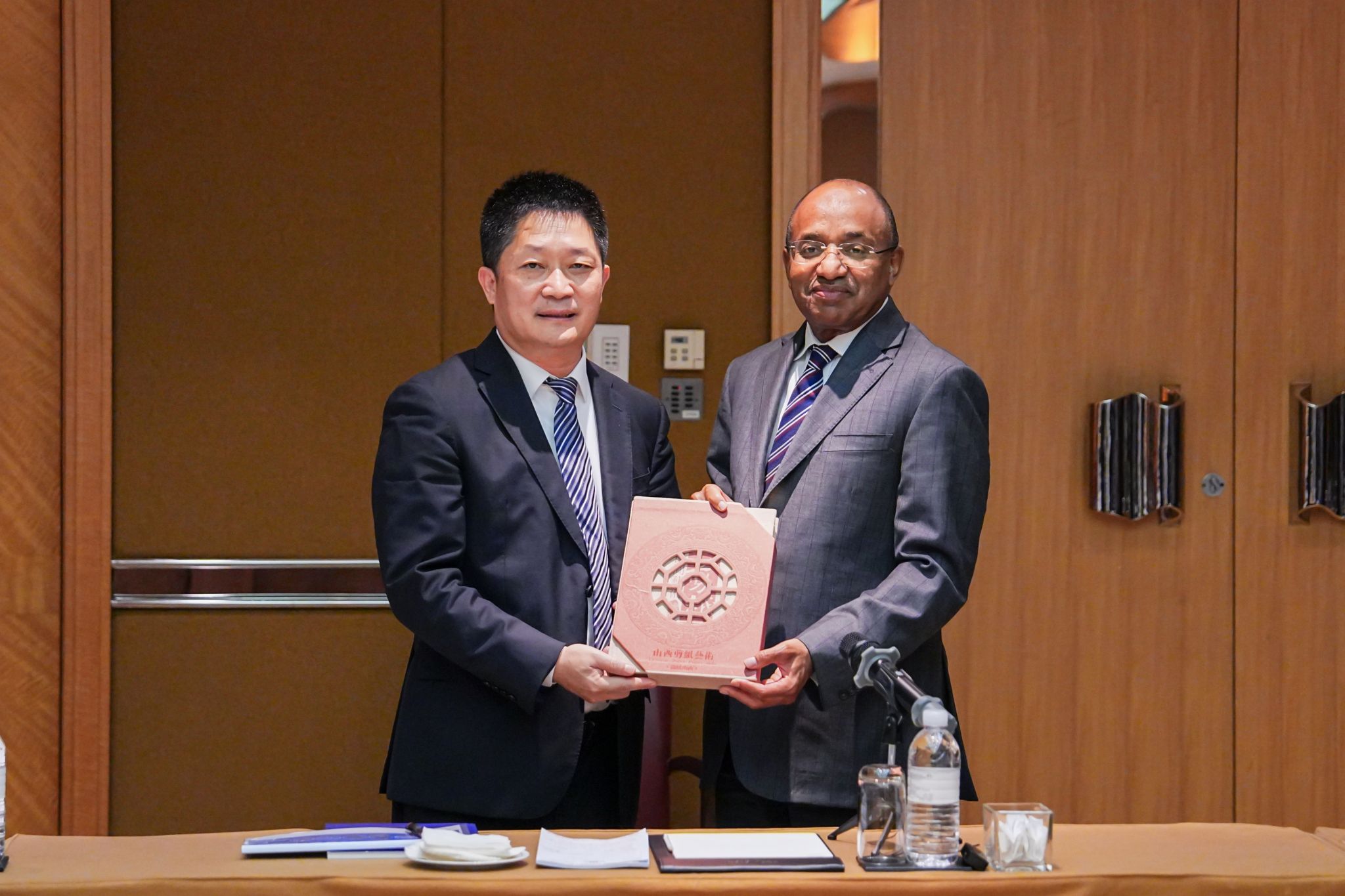 BETVLCTOR伟德在线领导拜会坦桑尼亚桑给巴尔总统姆维尼