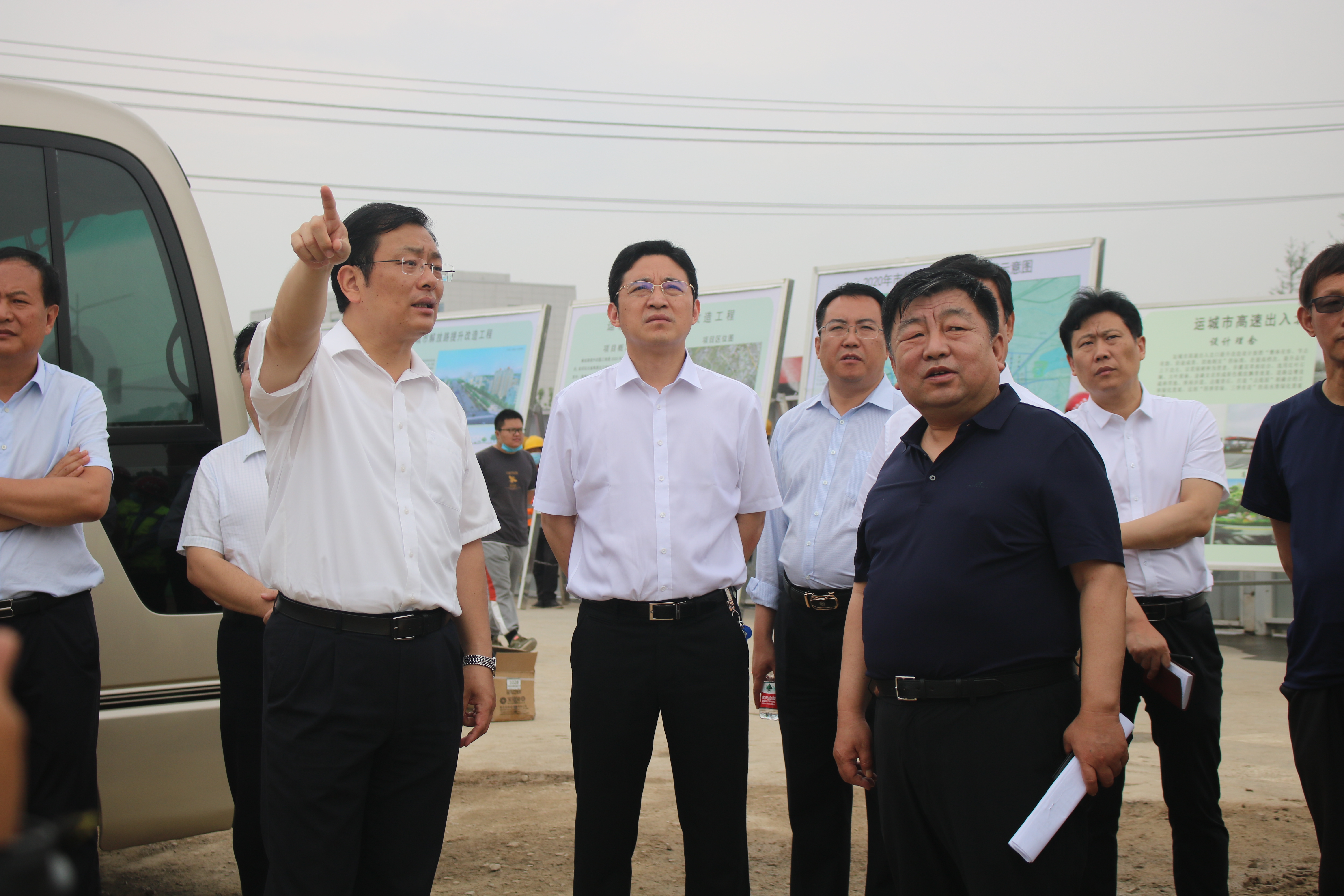 运城市委书记一行在山西建投四建集团承建的运城解放路提升改造工程项目调研