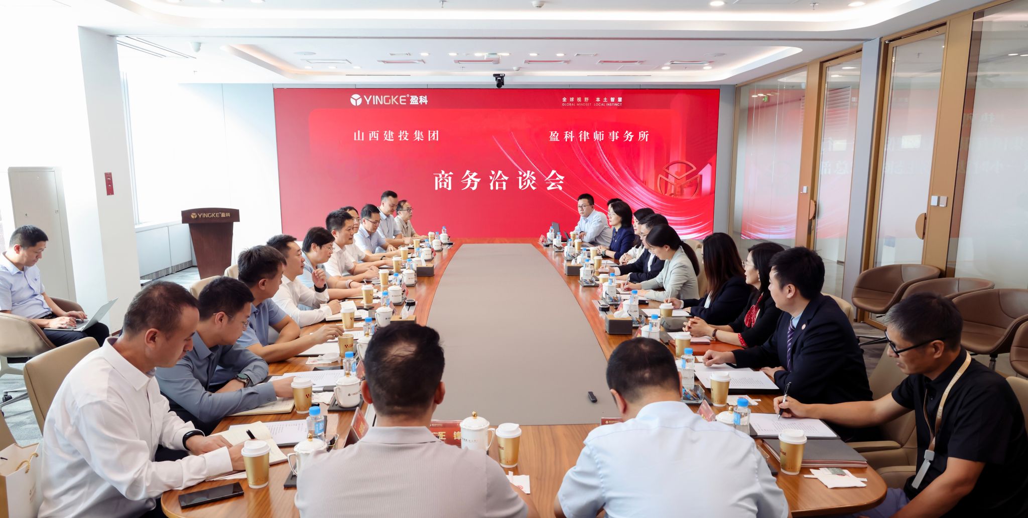 BETVLCTOR伟德在线与盈科律师事务所举行工作会谈