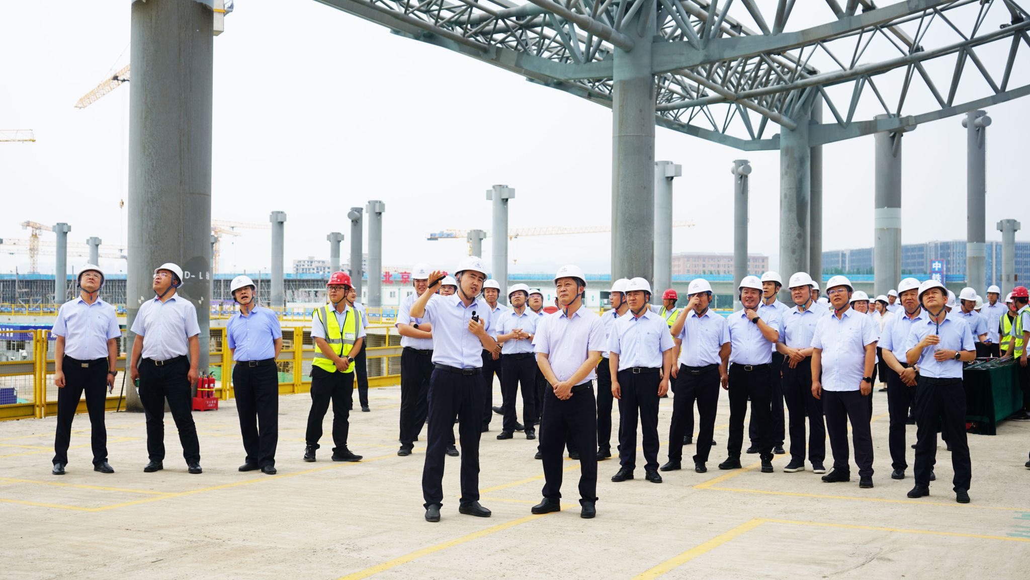 BETVLCTOR伟德在线检查指导潇河产业公司承建的太原武宿国际机场三期改扩建工程T3航站楼东指廊钢结构项目