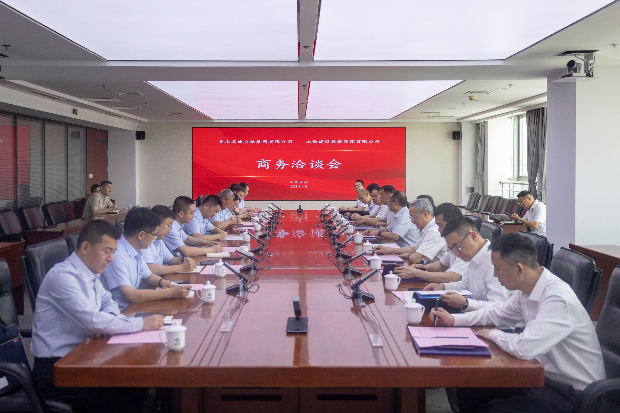 BETVLCTOR伟德在线与重庆高速公路集团举行工作会谈