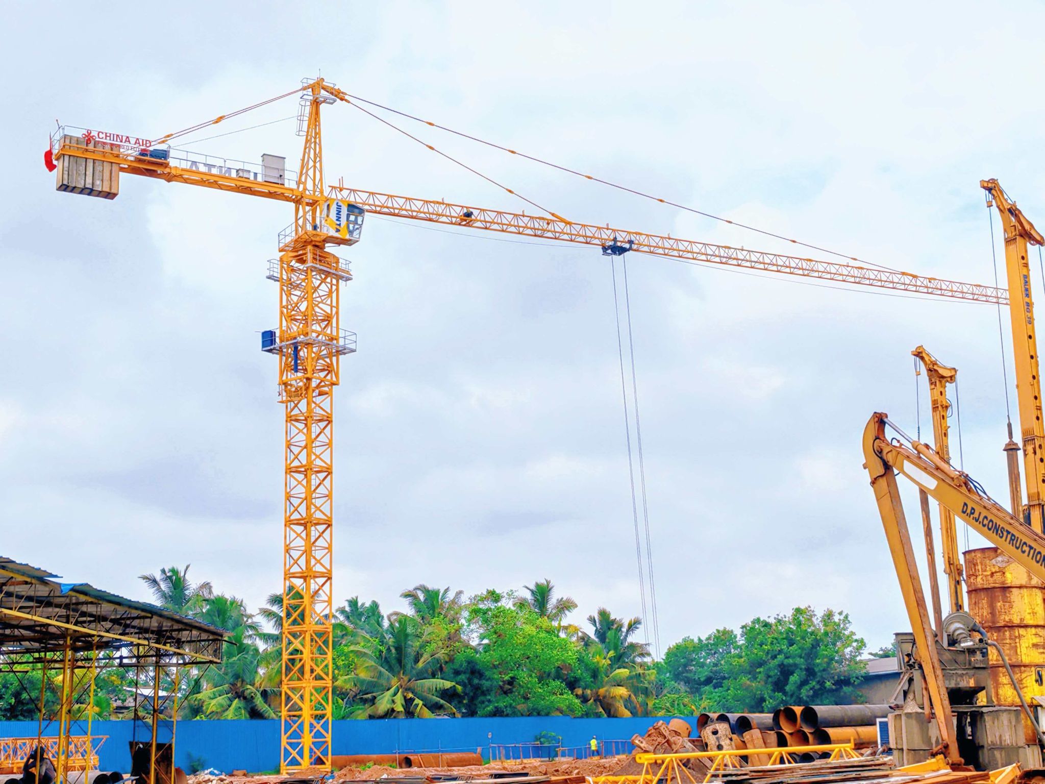 山西建投工程机械公司晋塔首台塔机在斯里兰卡科伦坡立塔并投入使用