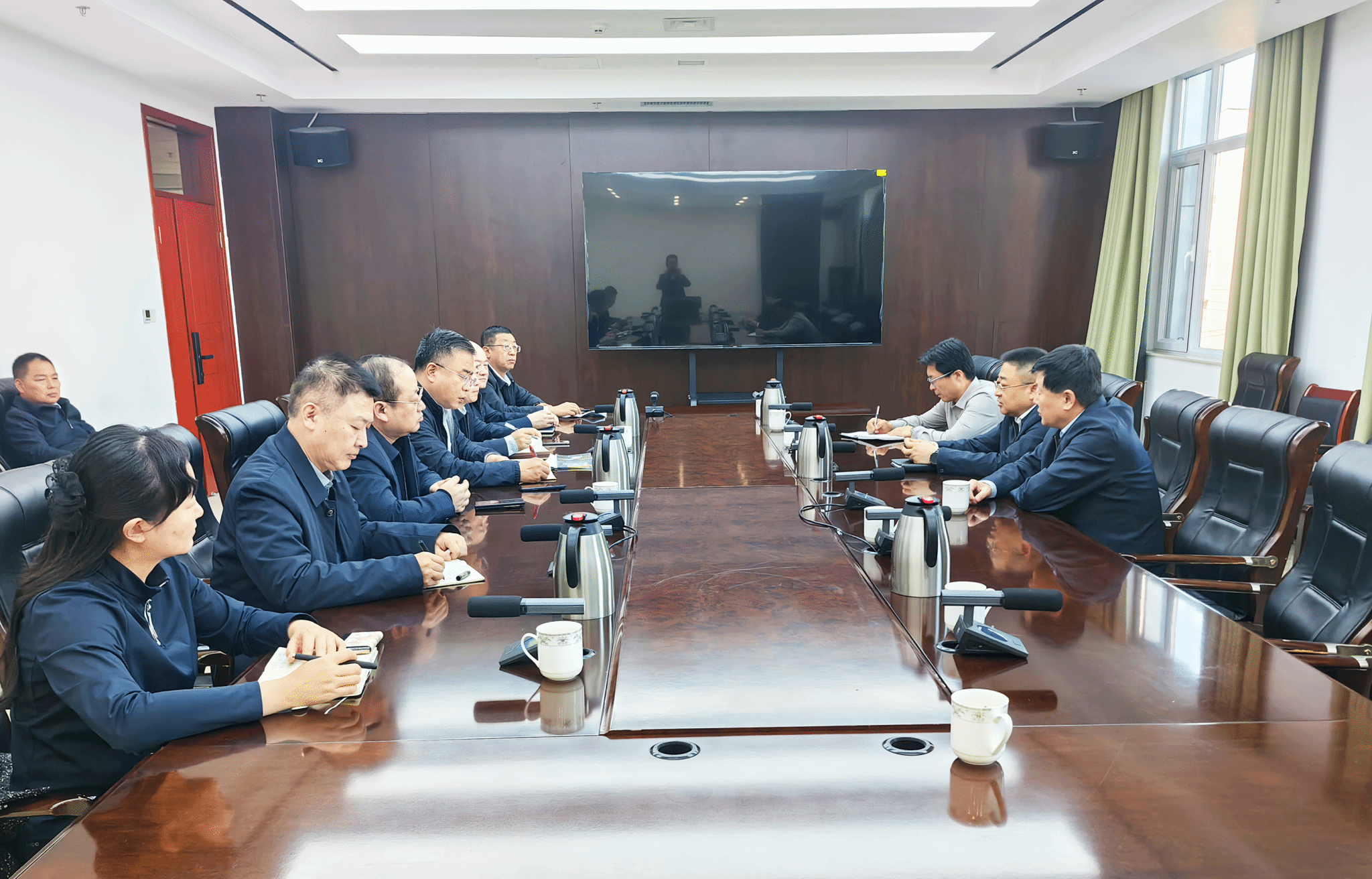 山西建投领导在新疆开展商务洽谈活动