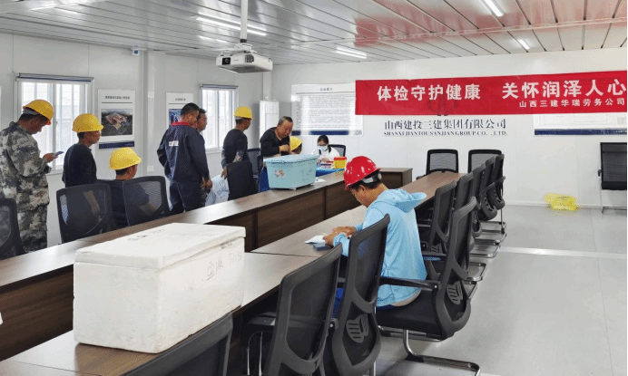 产业工人们有序排队参与体检