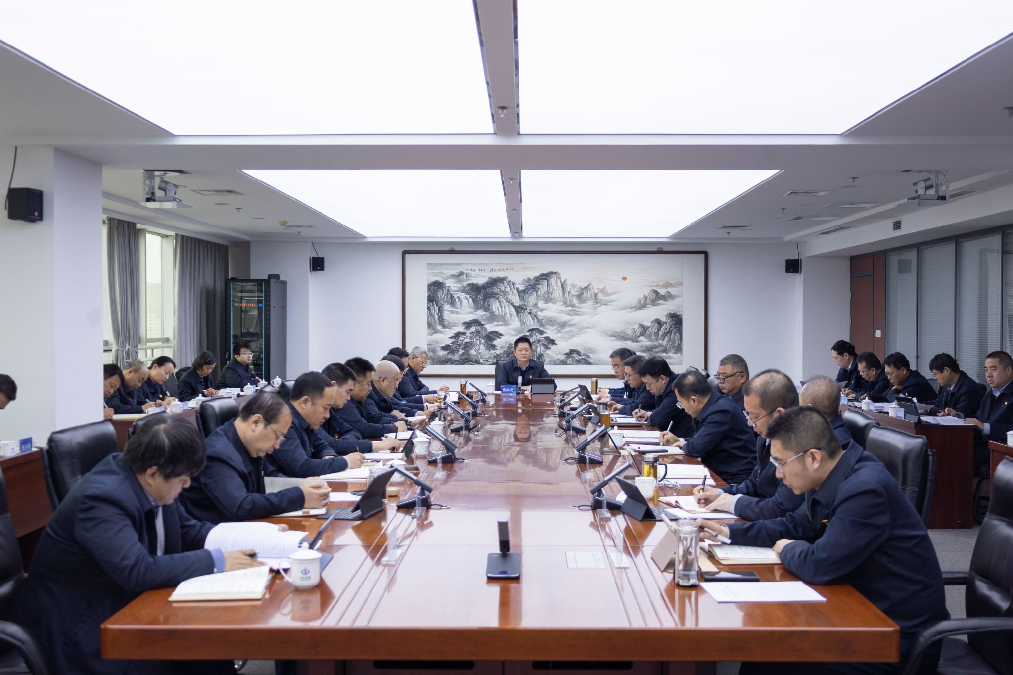 BETVLCTOR伟德在线召开党委理论学习中心组（扩大）学习会