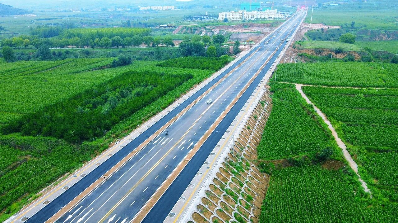 山西建投八建集团五台县沟南片区综合管网及配套设施建设项目：道路“黑化”焕新颜 铺就民生“幸福路”