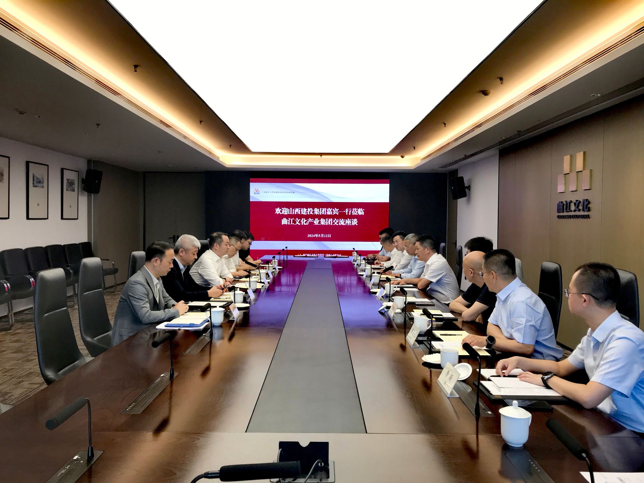 BETVLCTOR伟德在线与西安曲江文化产业集团举行工作会谈