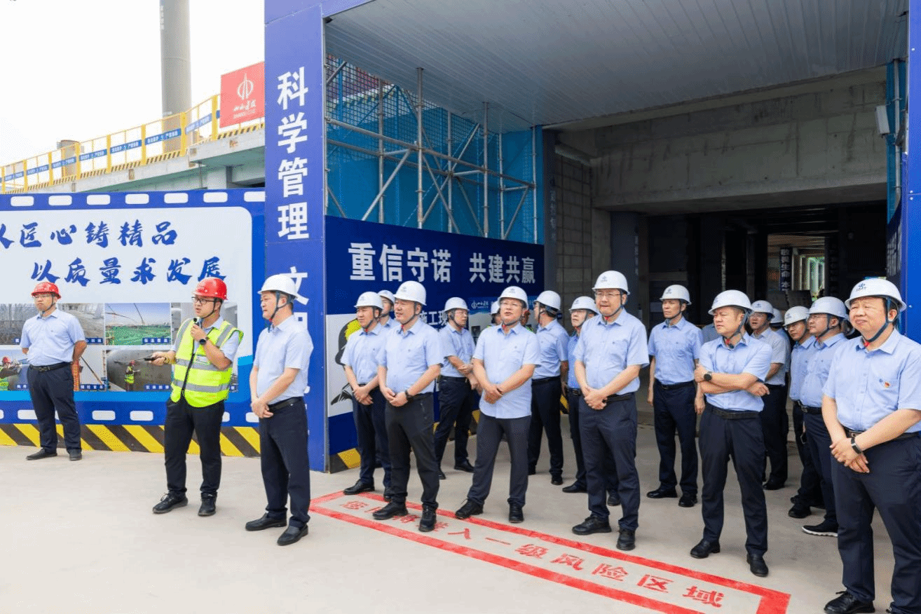 BETVLCTOR伟德在线检查指导山西建投总承包公司承建的太原武宿国际机场三期改扩建工程T3航站楼东指廊项目